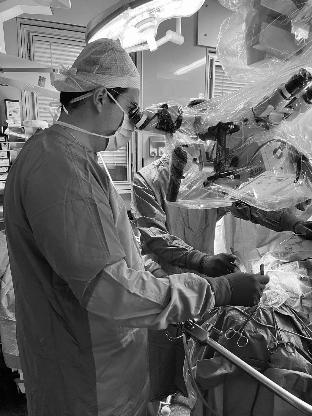 Il Dott. Matteo De Simone al microscopio operatorio